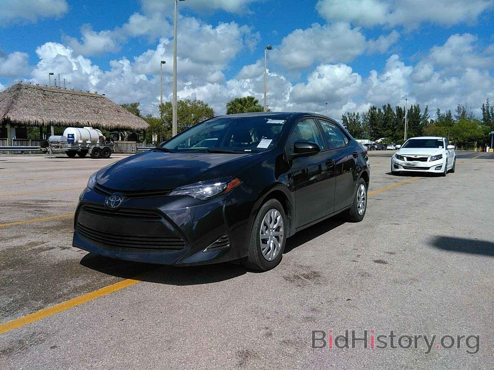 Photo 5YFBURHE5KP939011 - Toyota Corolla LE 2019