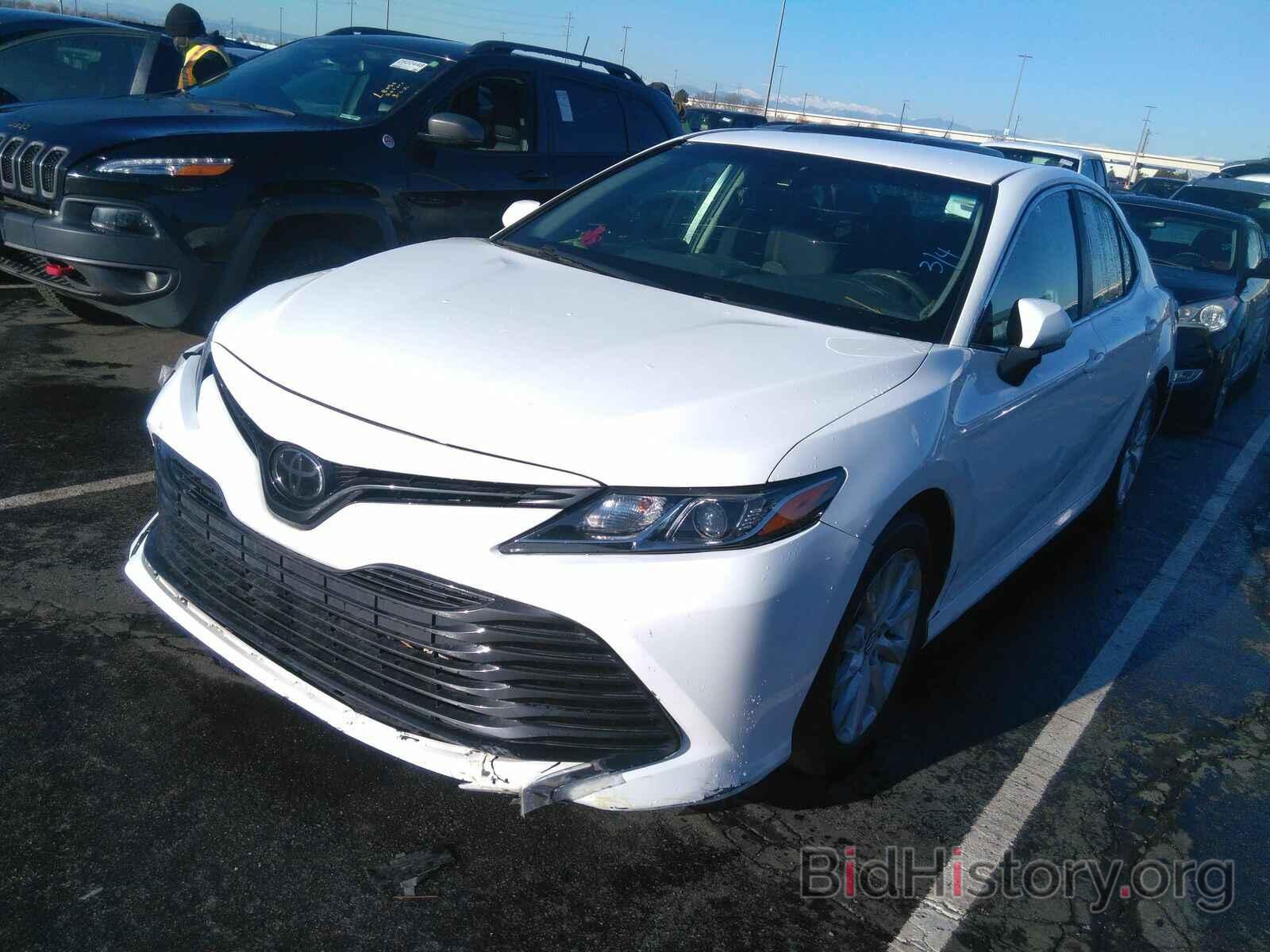 Photo 4T1B11HK8JU101889 - Toyota Camry LE 2018