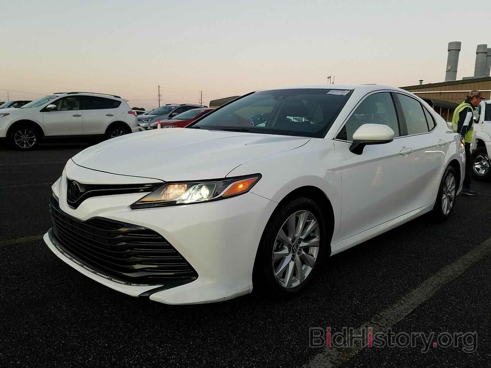 Photo 4T1B11HK4JU108385 - Toyota Camry LE 2018