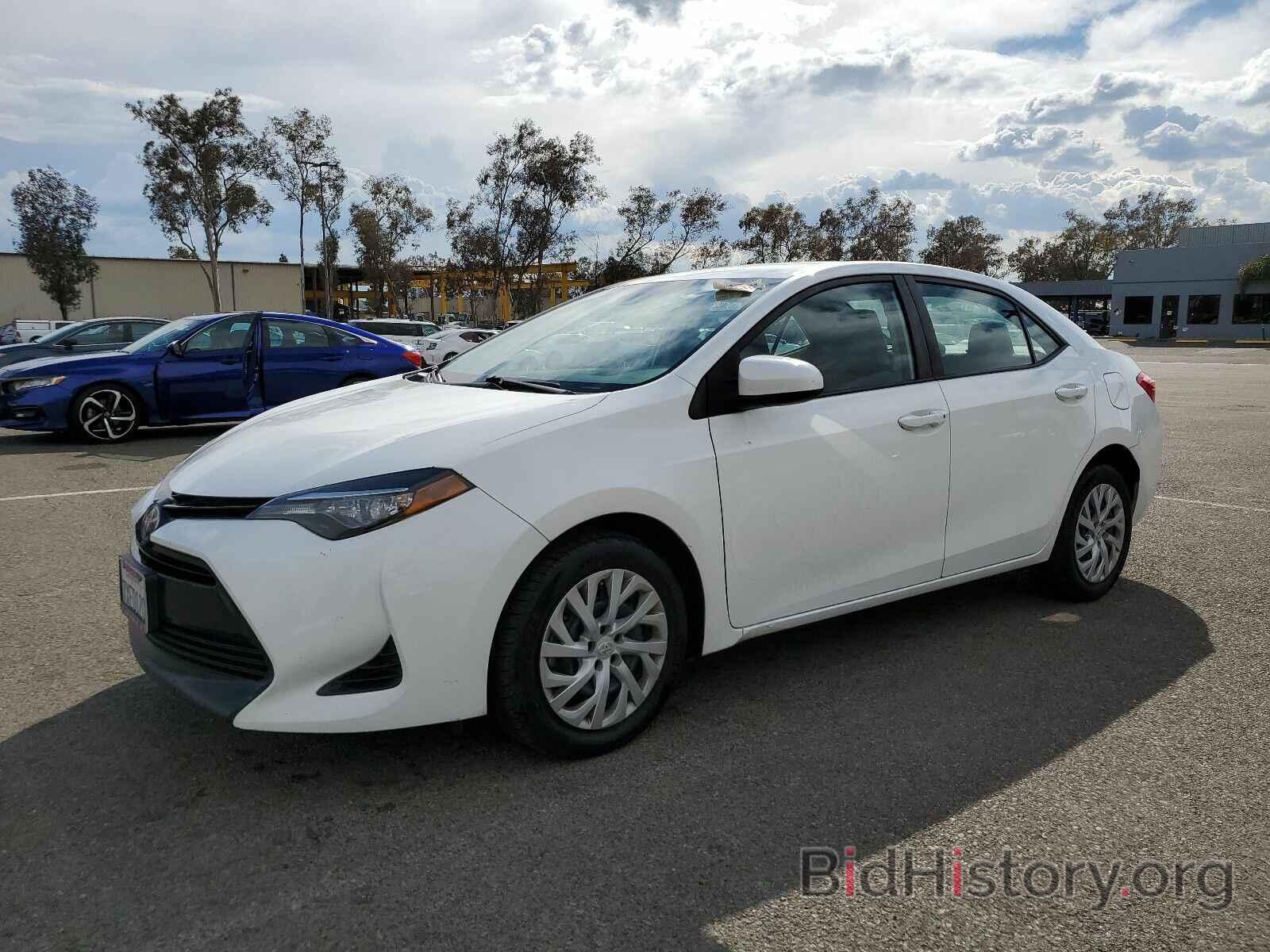 Photo 5YFBURHE8HP640041 - Toyota Corolla LE 2017