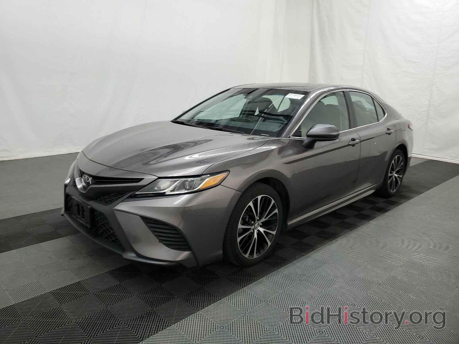 Photo 4T1B11HK0JU061355 - Toyota Camry 2018