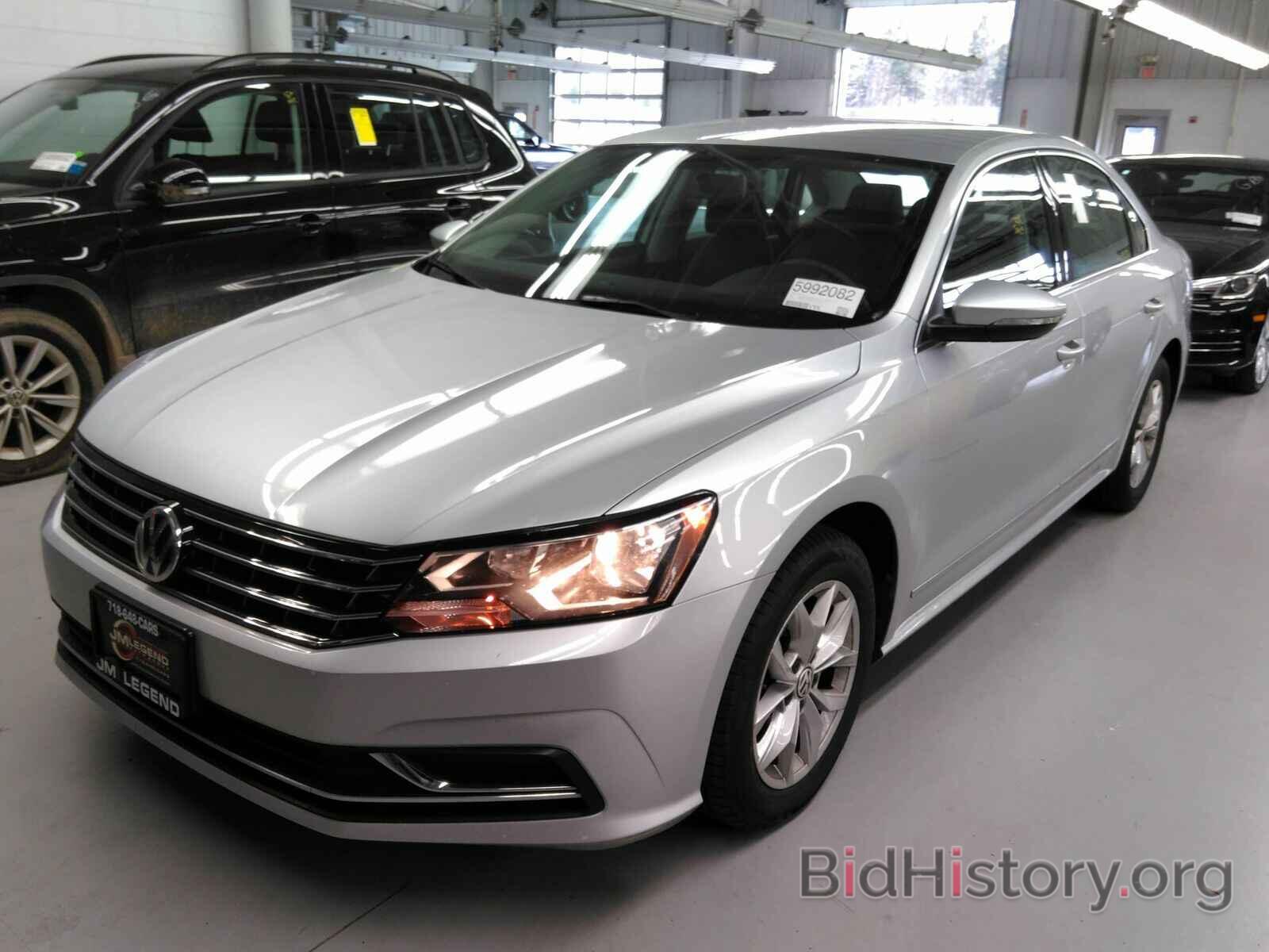 Photo 1VWAT7A30HC080517 - Volkswagen Passat 2017