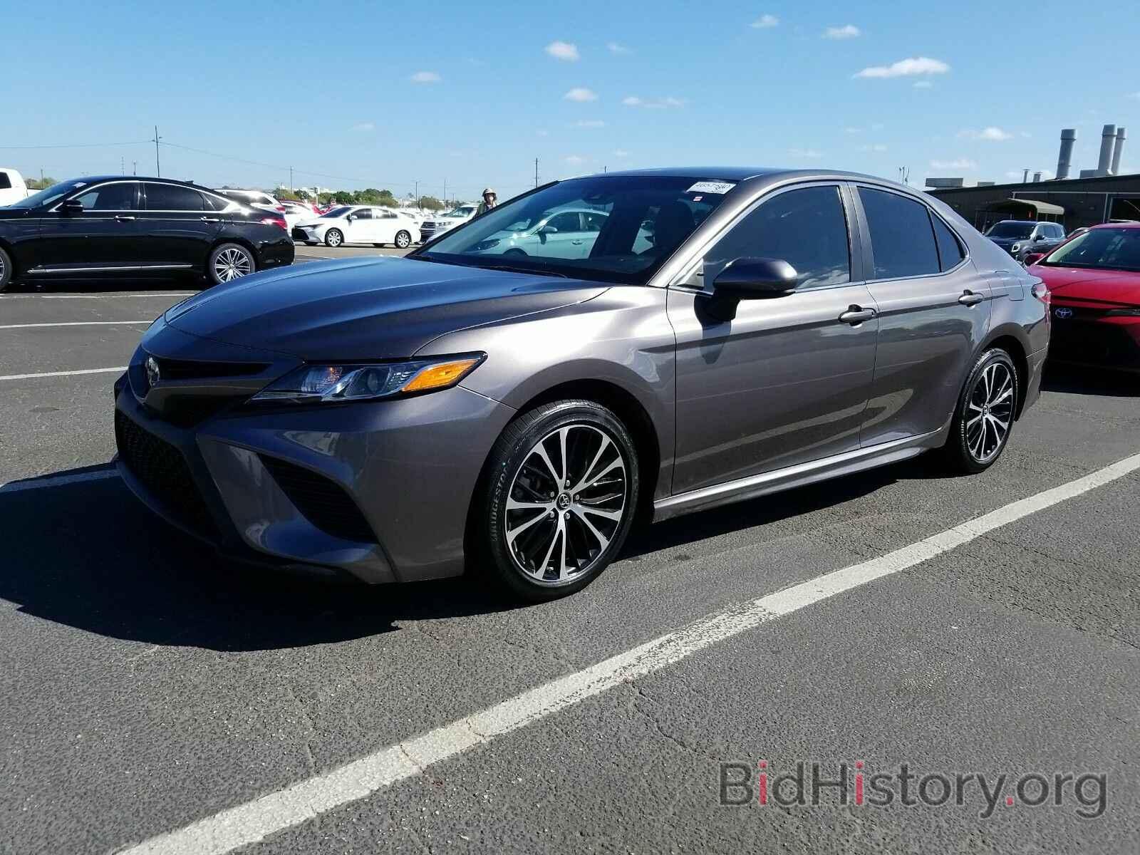 Photo 4T1B11HK0JU077913 - Toyota Camry 2018