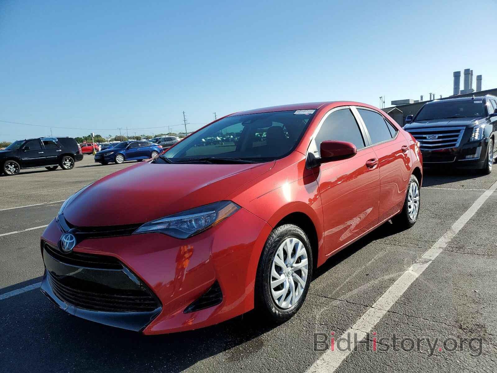 Photo 5YFBURHE0JP838067 - Toyota Corolla LE 2018