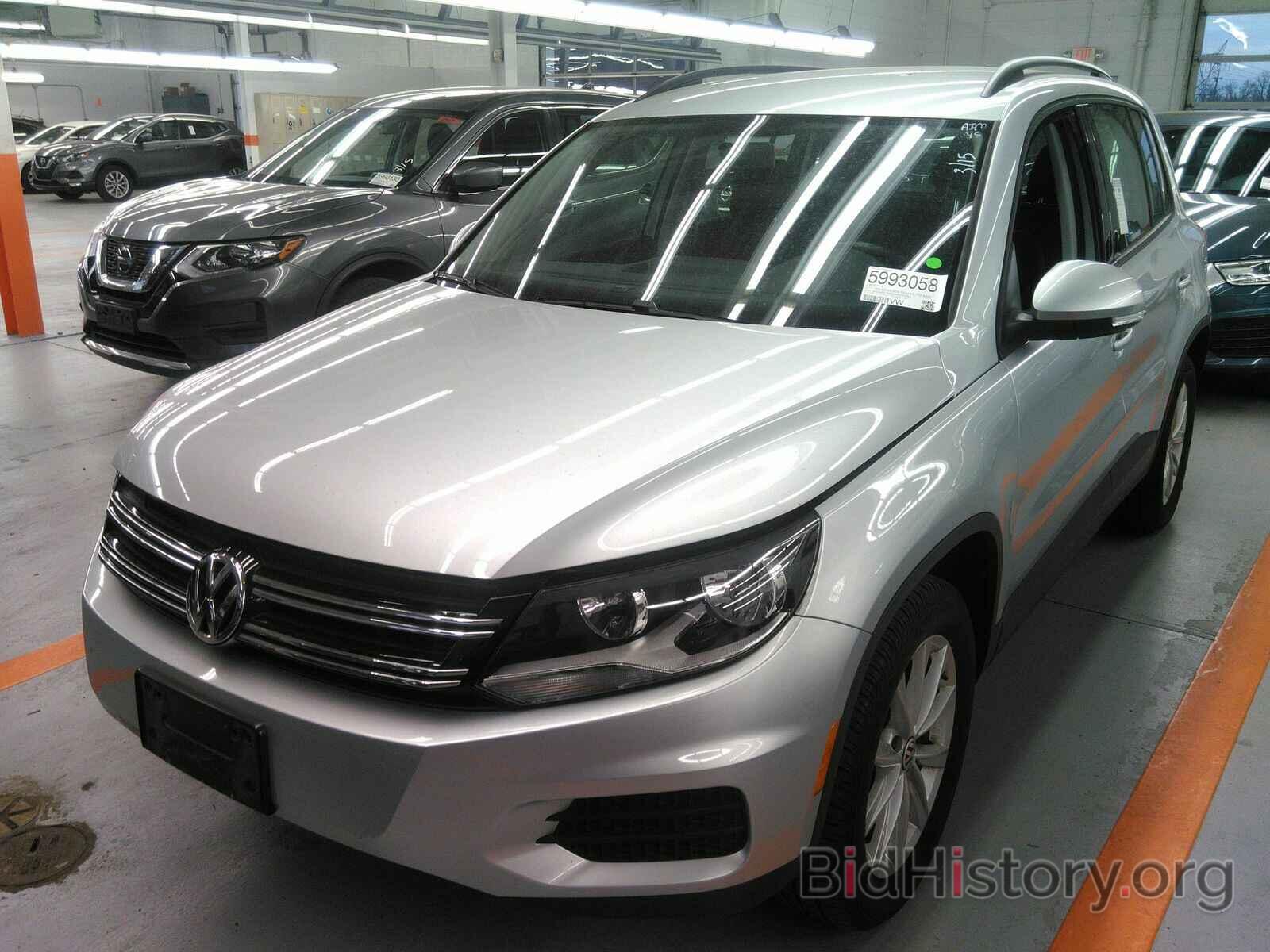 Photo WVGBV7AX0HK043554 - Volkswagen Tiguan Limited 2017