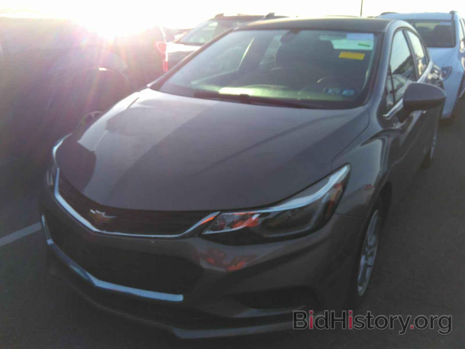 Photo 1G1BE5SMXJ7132966 - Chevrolet Cruze 2018