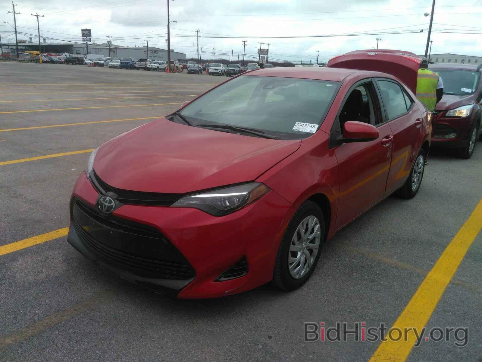 Photo 5YFBURHEXHP715693 - Toyota Corolla LE 2017