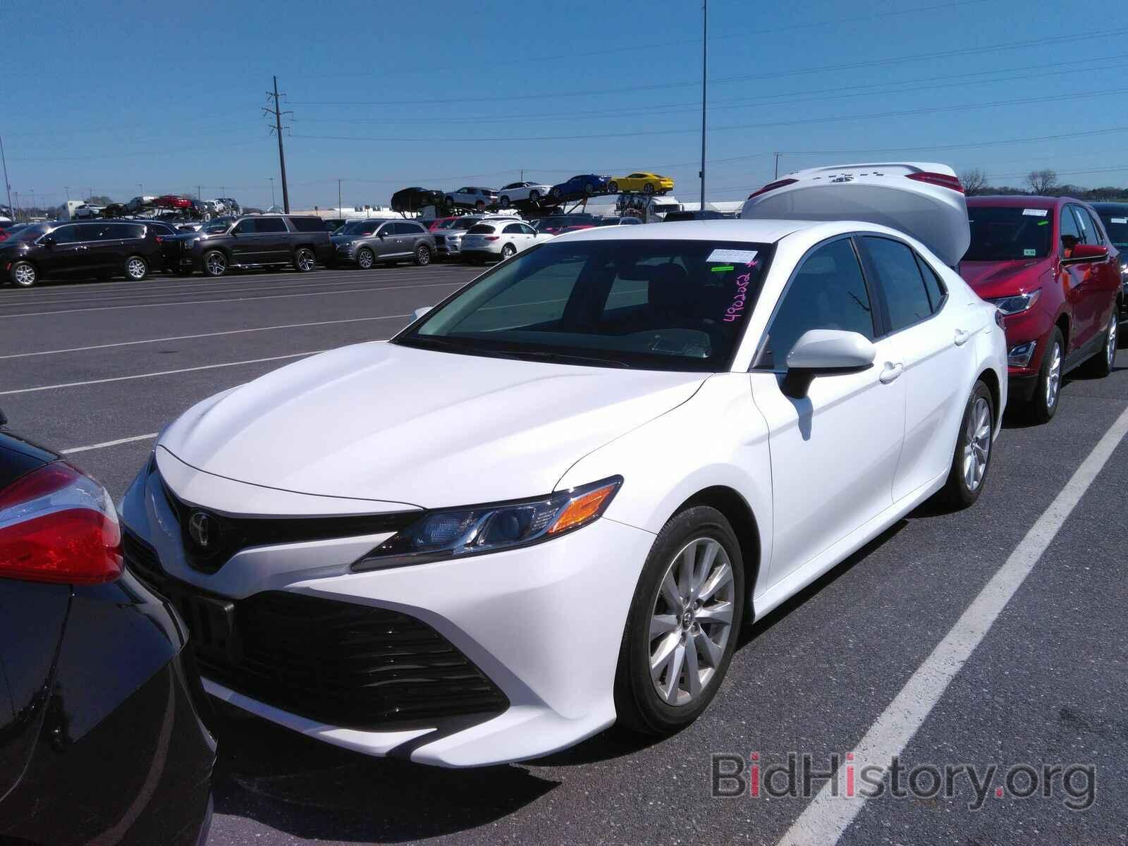 Photo 4T1B11HK0JU571558 - Toyota Camry LE 2018