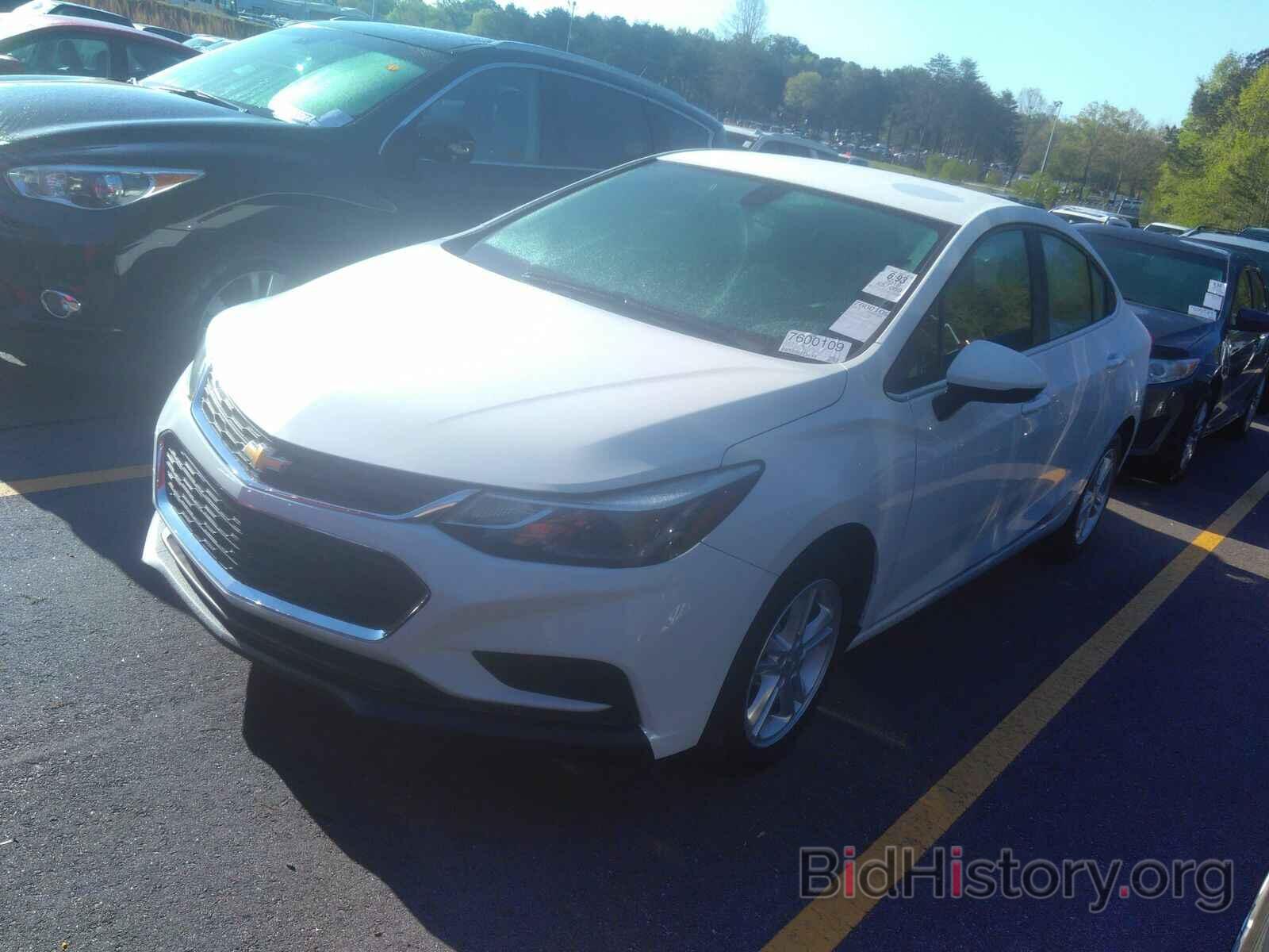 Photo 1G1BE5SM6J7111256 - Chevrolet Cruze 2018