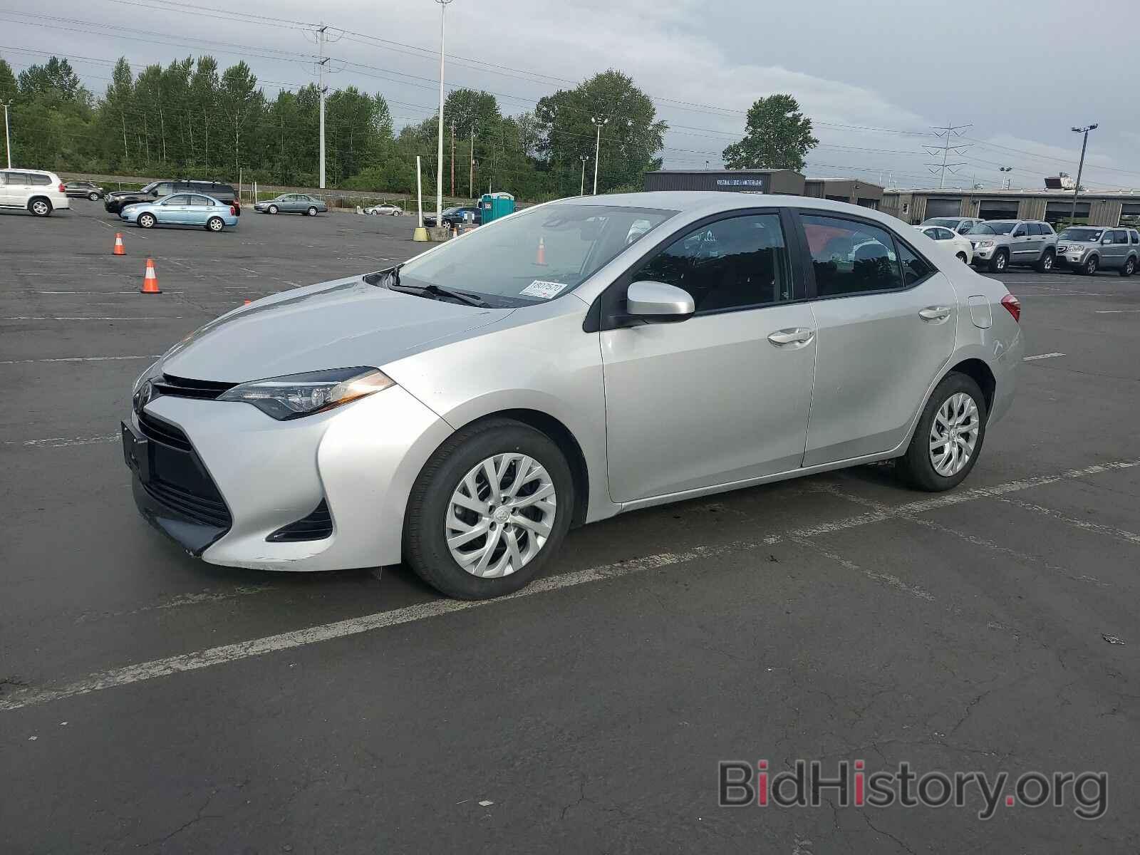 Photo 5YFBURHE1HP682938 - Toyota Corolla LE 2017