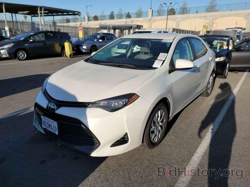 Photo 5YFBURHE6JP846044 - Toyota Corolla LE 2018