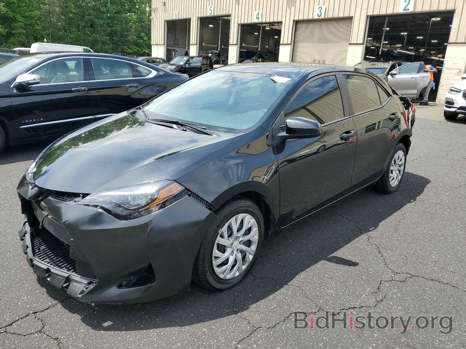 Photo 5YFBURHE6JP830572 - Toyota Corolla LE 2018