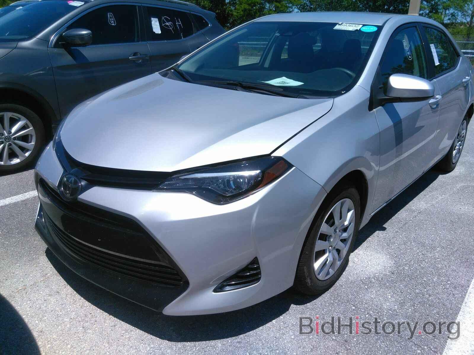 Photo 5YFBURHE3JP800199 - Toyota Corolla LE 2018