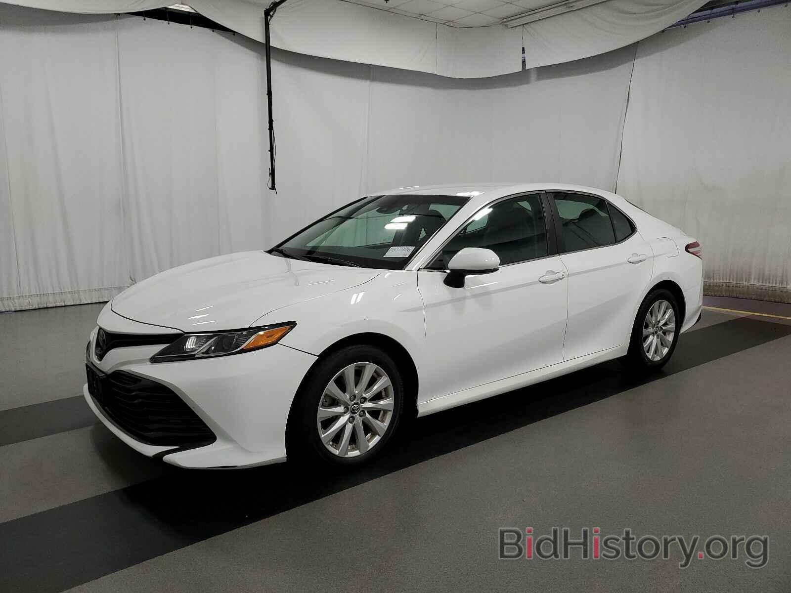 Photo 4T1B11HK2JU082868 - Toyota Camry LE 2018