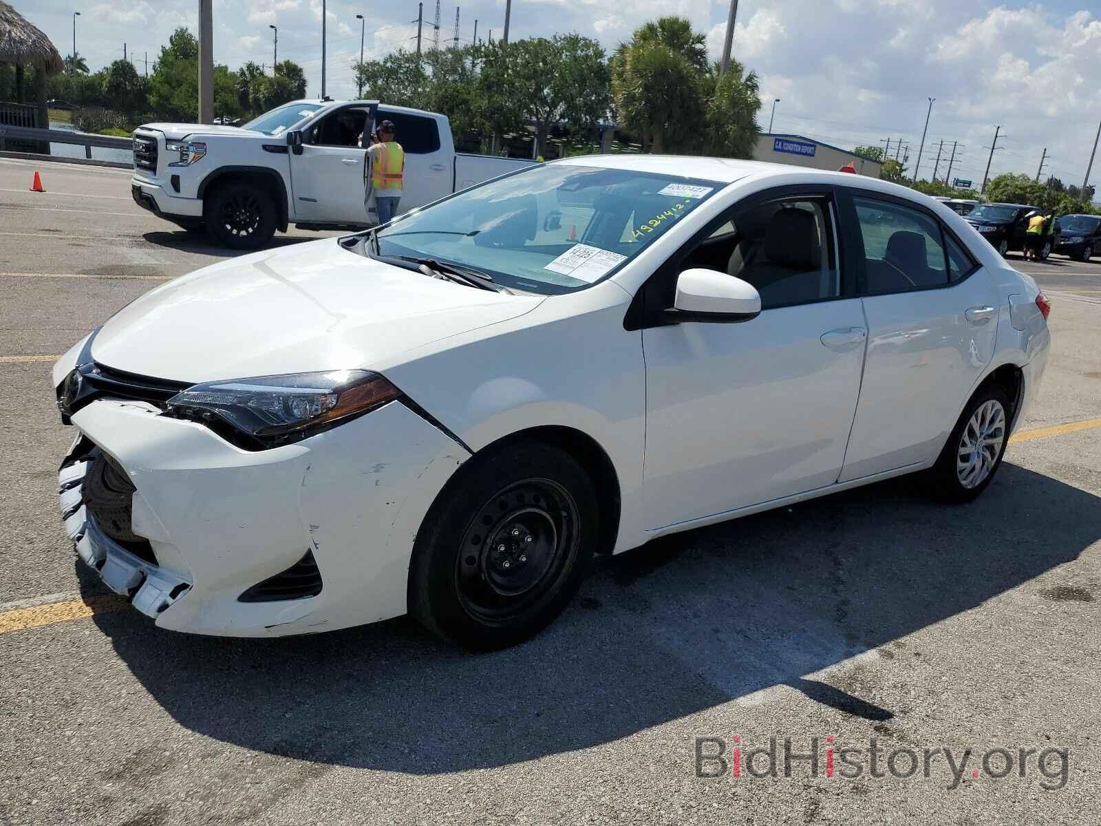 Photo 5YFBURHE1HP608791 - Toyota Corolla LE 2017