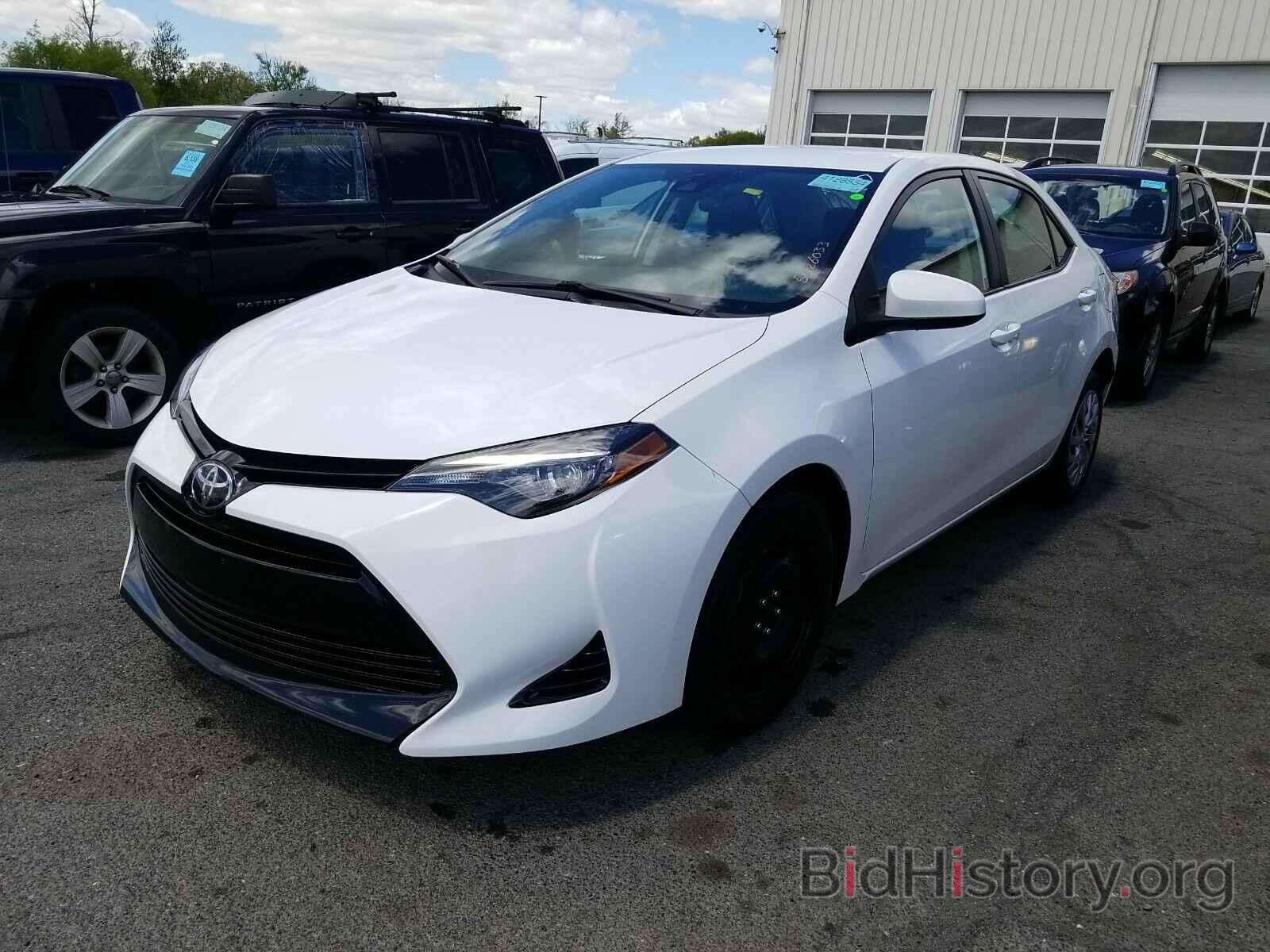 Photo 5YFBURHE6JP739883 - Toyota Corolla LE 2018