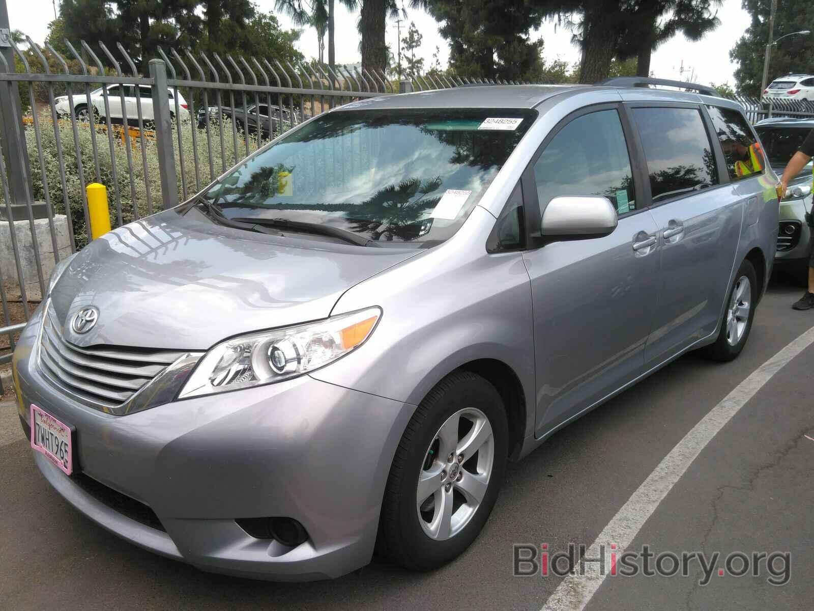 Photo 5TDKZ3DC9HS778892 - Toyota Sienna LE 2017