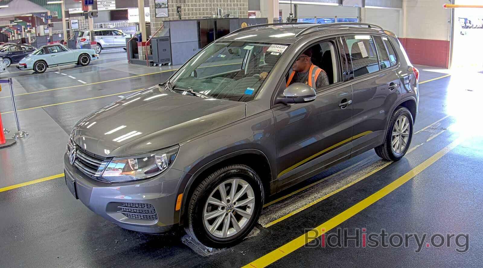 Фотография WVGBV7AX1JK002324 - Volkswagen Tiguan Limited 2018