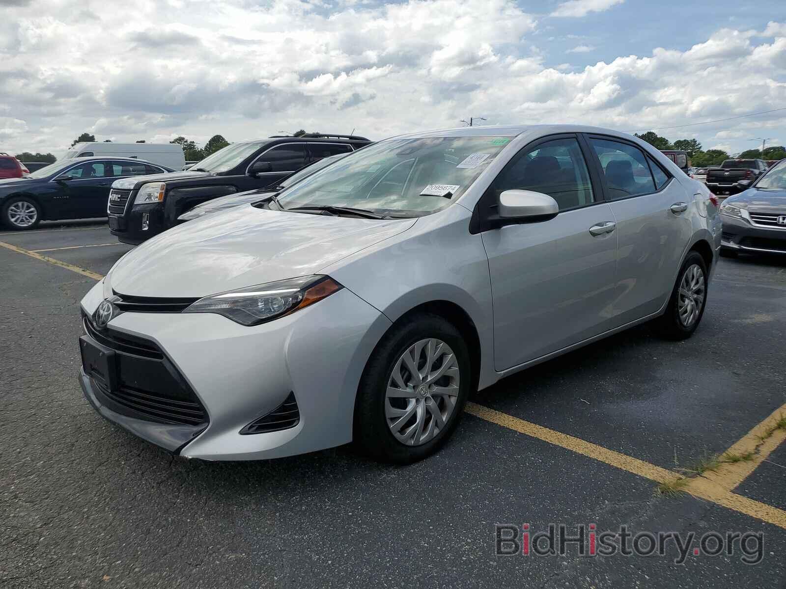 Photo 2T1BURHE9JC113972 - Toyota Corolla LE 2018