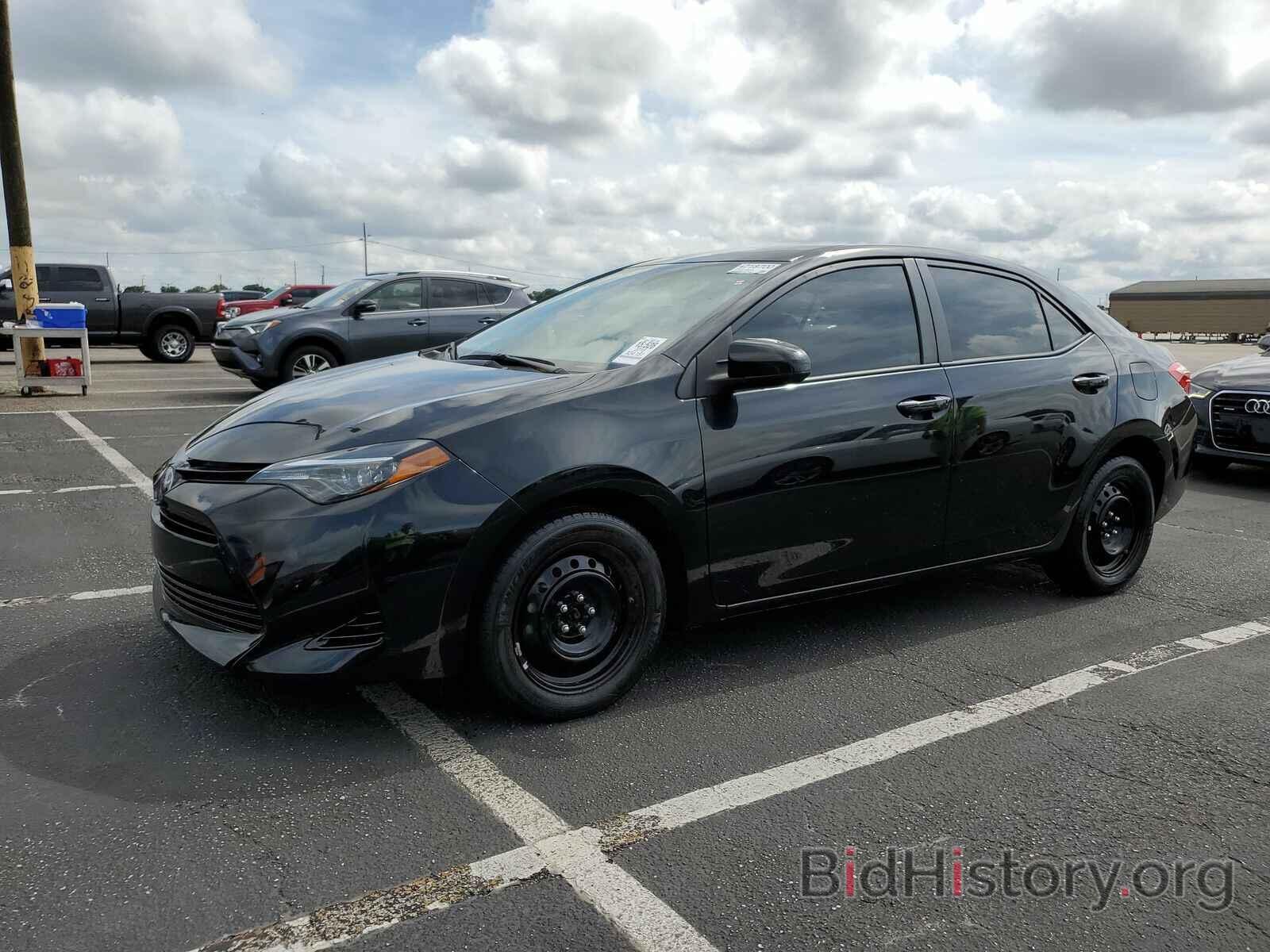 Photo 5YFBURHE2JP825398 - Toyota Corolla LE 2018