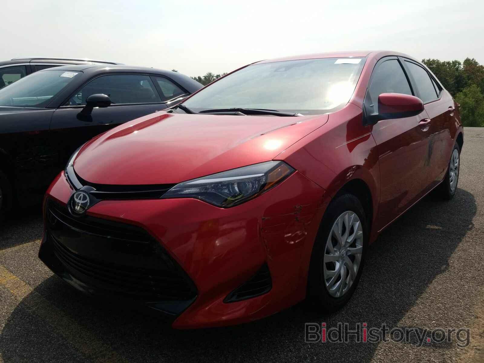 Photo 5YFBURHE1JP850776 - Toyota Corolla LE 2018