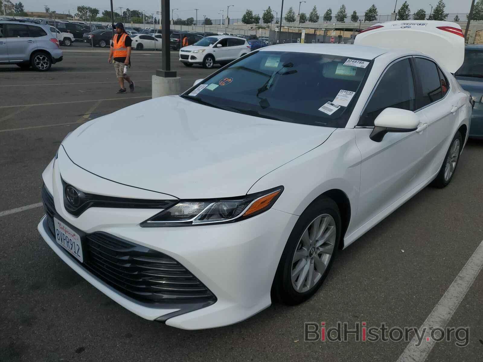 Photo 4T1C11AK8LU305612 - Toyota Camry LE 2020