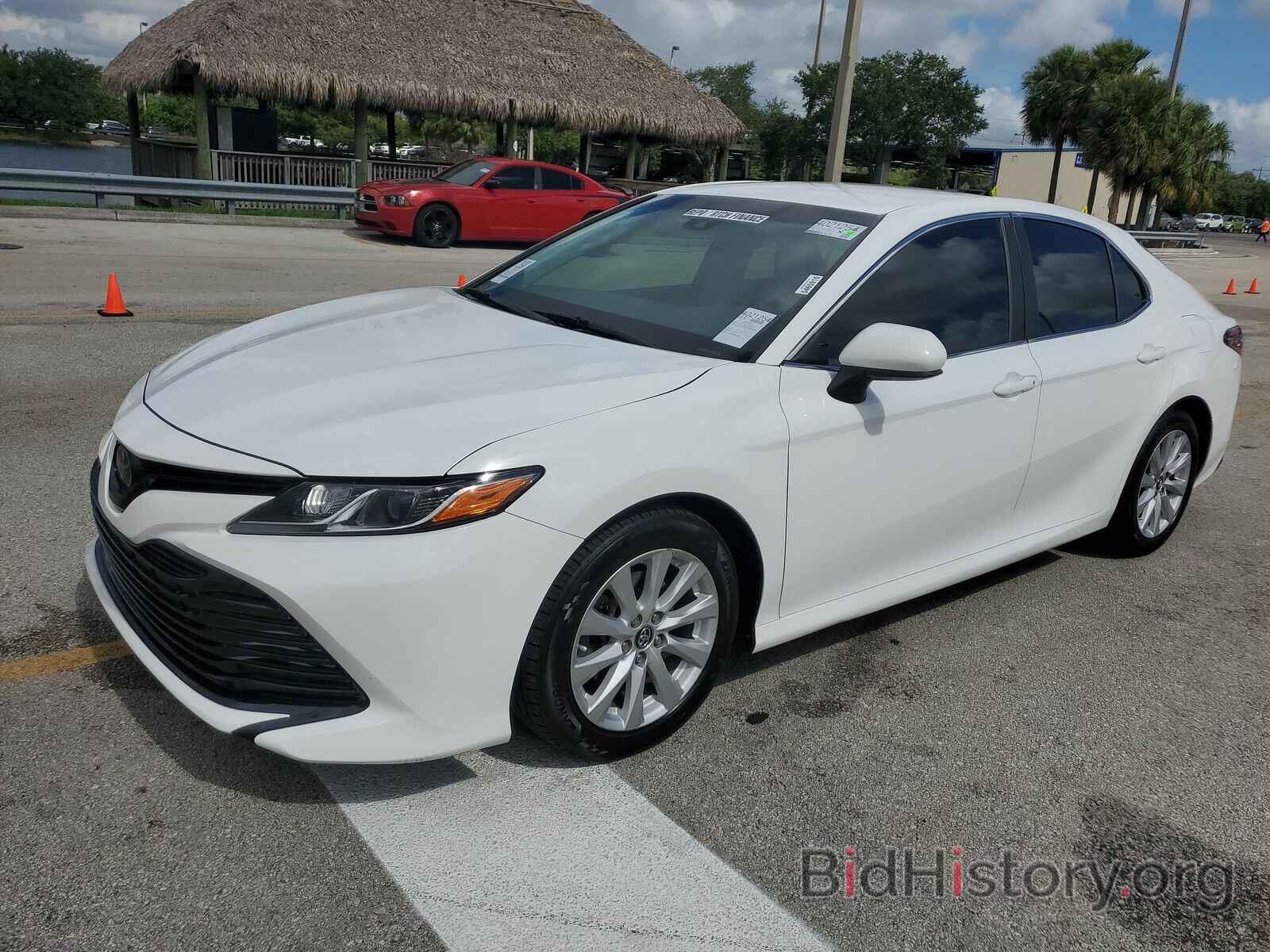 Photo 4T1B11HK0JU629541 - Toyota Camry LE 2018