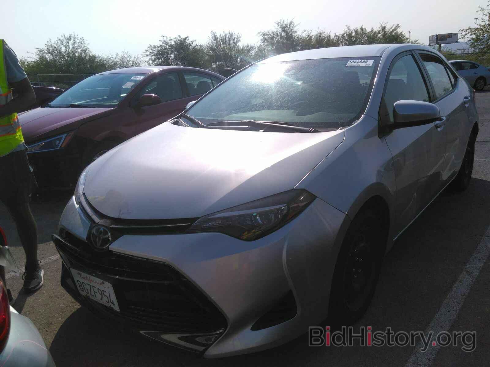 Photo 5YFBURHE5KP933645 - Toyota Corolla LE 2019