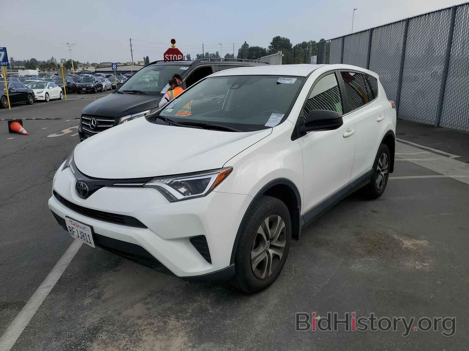 Photo JTMZFREV1JJ199733 - Toyota RAV4 2018